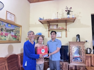 Đồng chí Bí thư Đảng uỷ xã Than Uyên - thăm, tặng quà các gia đình chính sách, người có công nhân dịp kỷ niệm 78 năm ngày thương binh liệt sỹ (27/7/1947 - 27/7/2025)