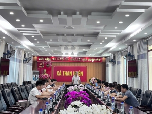 Đồng chí chủ tịch UBND xã làm việc với phòng kinh tế, ban quản lý chợ xã