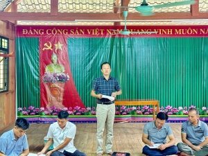 Đồng chí Chủ tịch UBND xã và đoàn công tác làm việc tại Chi bộ hai bản Co Nọi và Phiêng Cẩm