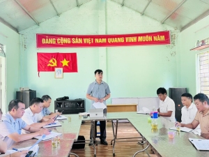 Đồng chí Bí thư Đảng uỷ xã Than Uyên làm việc với bản Muông