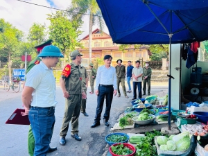 Xã Than Uyên ra quân tuyên truyền, dọn dẹp hành lang, vỉa hè