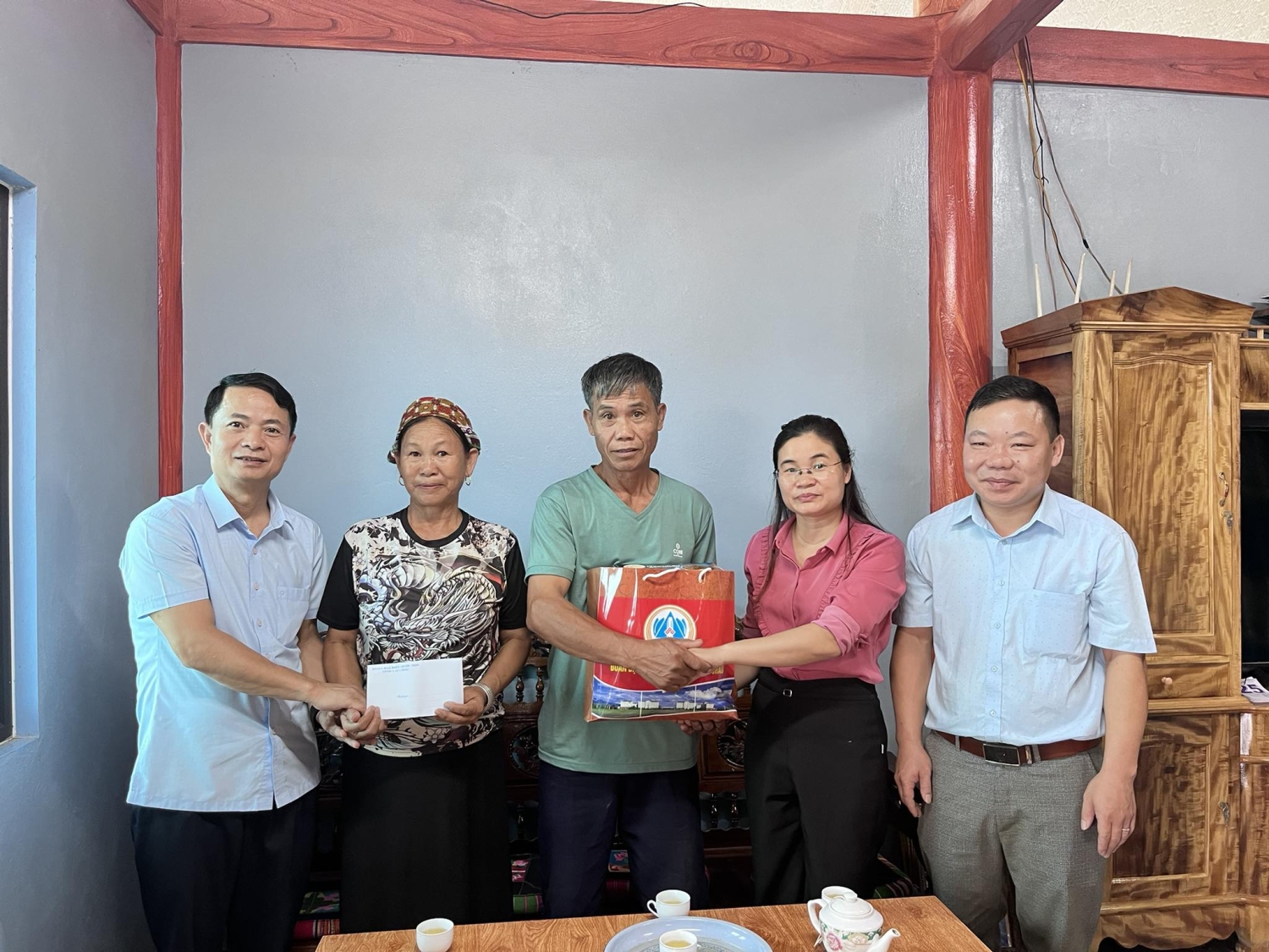 Đoàn công tác xã Than Uyên thăm, tặng quà các gia đình chính sách nhân dịp kỷ niệm 78 năm ngày thương binh liệt sỹ (27/7/1947-27/7/2025)