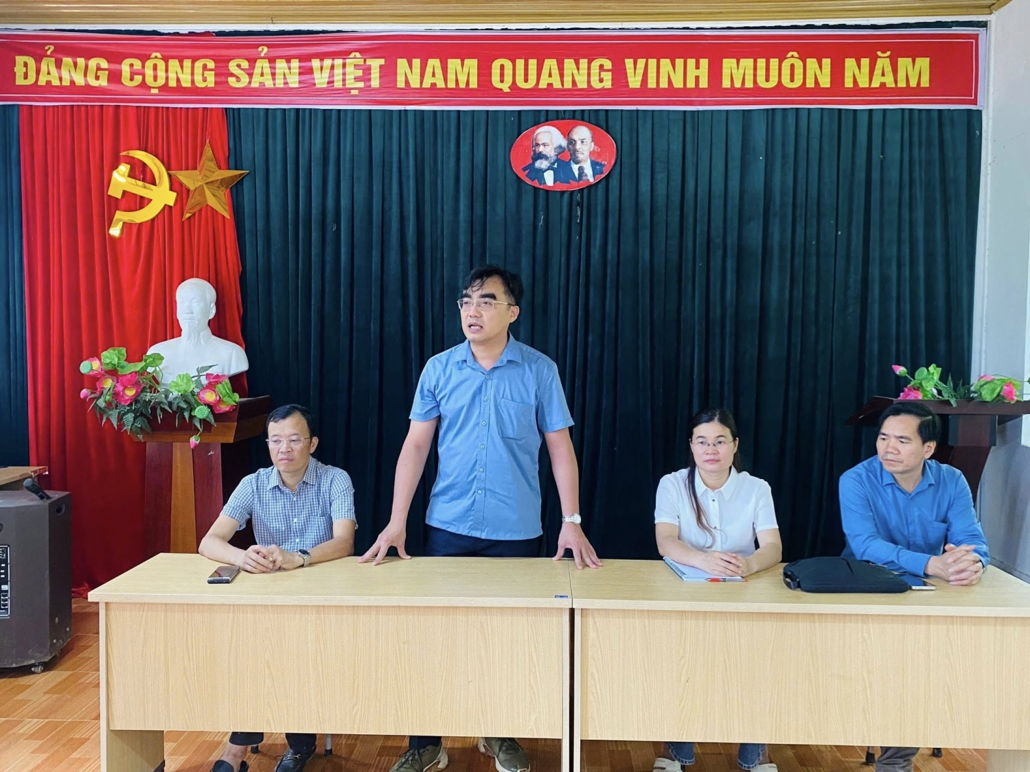 Thường trực Đảng uỷ xã Than Uyên thăm và làm việc tại bản Huổi Hằm và bản Hua Than