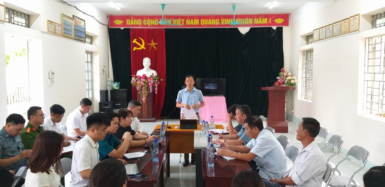 Đoàn công tác đã có buổi làm việc với bản Cẩm Trung 1