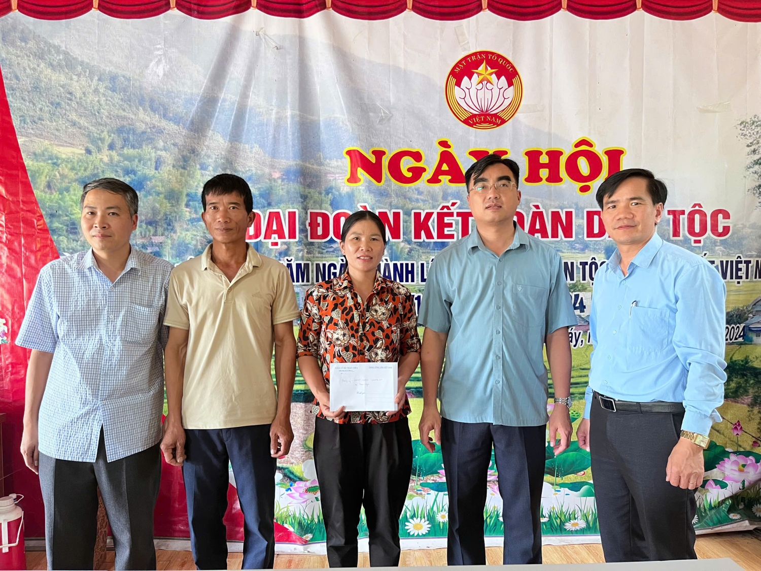 Đồng chí Phạm Hồng Thái - Bí thư đảng ủy, chủ tịch HĐND xã làm việc với bản Hua Nà và bản Chằm Cáy