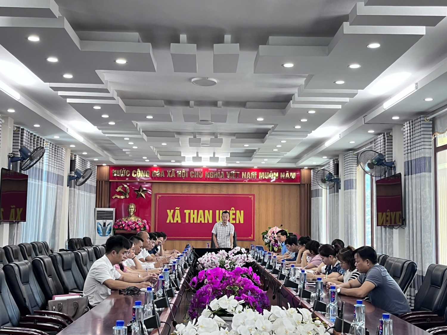 Đồng chí chủ tịch UBND xã làm việc với phòng kinh tế, ban quản lý chợ xã