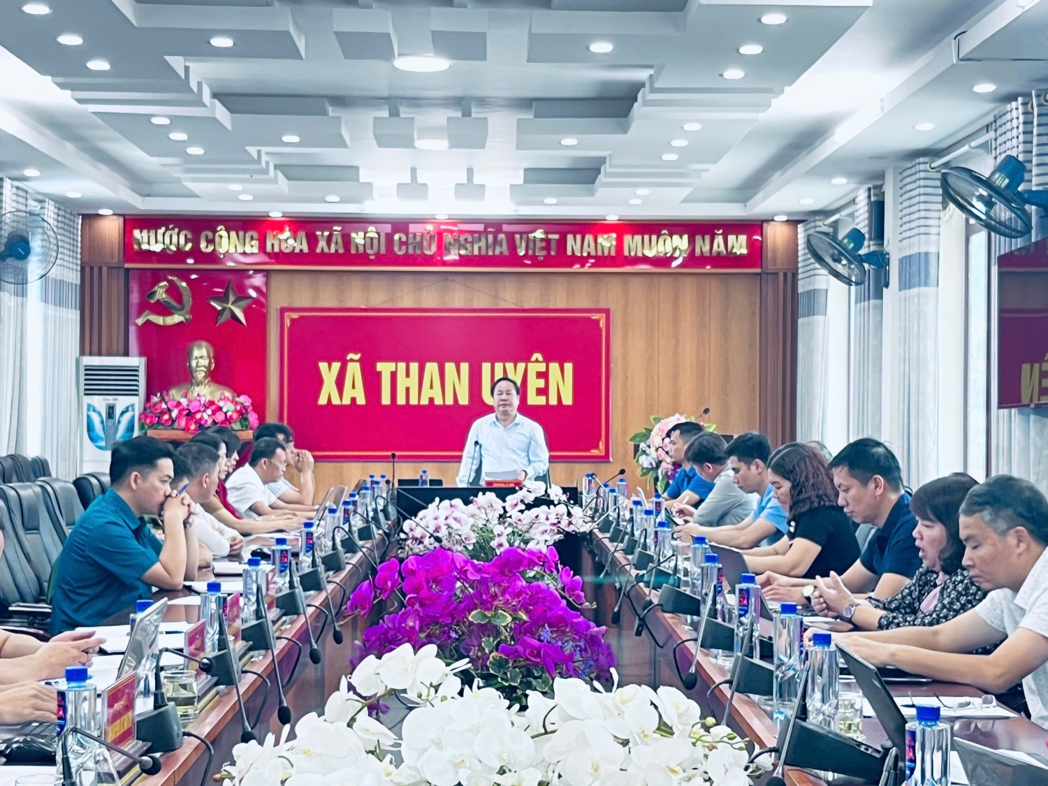 Đồng chí Tống Thanh Hải - Phó Chủ tịch Thường trực UBND tỉnh, Trưởng Ban Tổ chức Tết Độc lập năm 2025 kiểm tra công tác chuẩn bị tổ chức các hoạt động Tết Độc lập xã Than Uyên