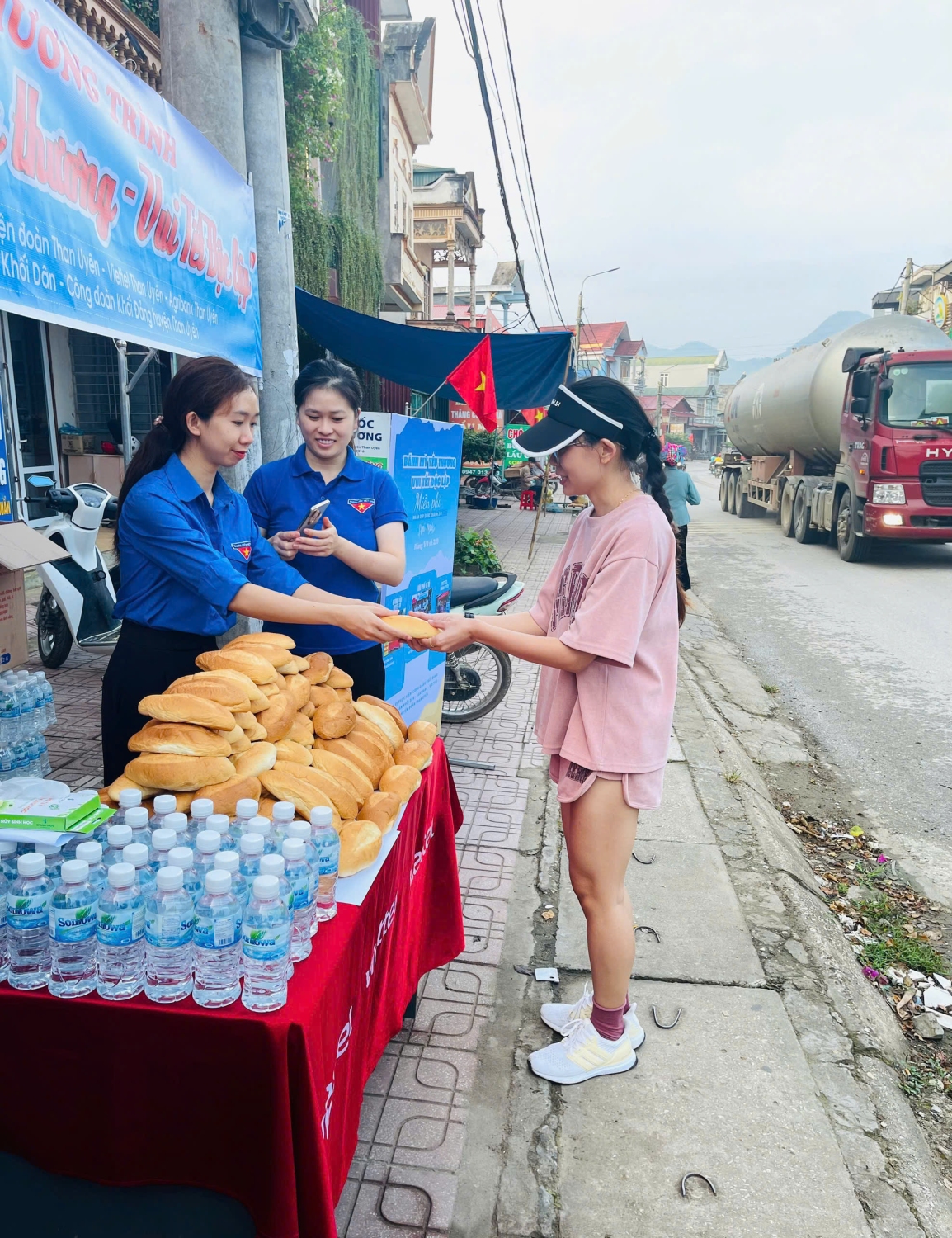 Phát Tặng bánh mì, nước uống miễn phí cho người dân, khách du lịch tham gia chương trình Tết Độc lập 2/9 tại Than Uyên