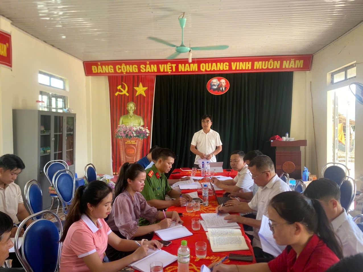 Đồng chí Bí thư Đảng ủy xã Than Uyên và đoàn công tác làm việc với chi bộ bản Co Phày