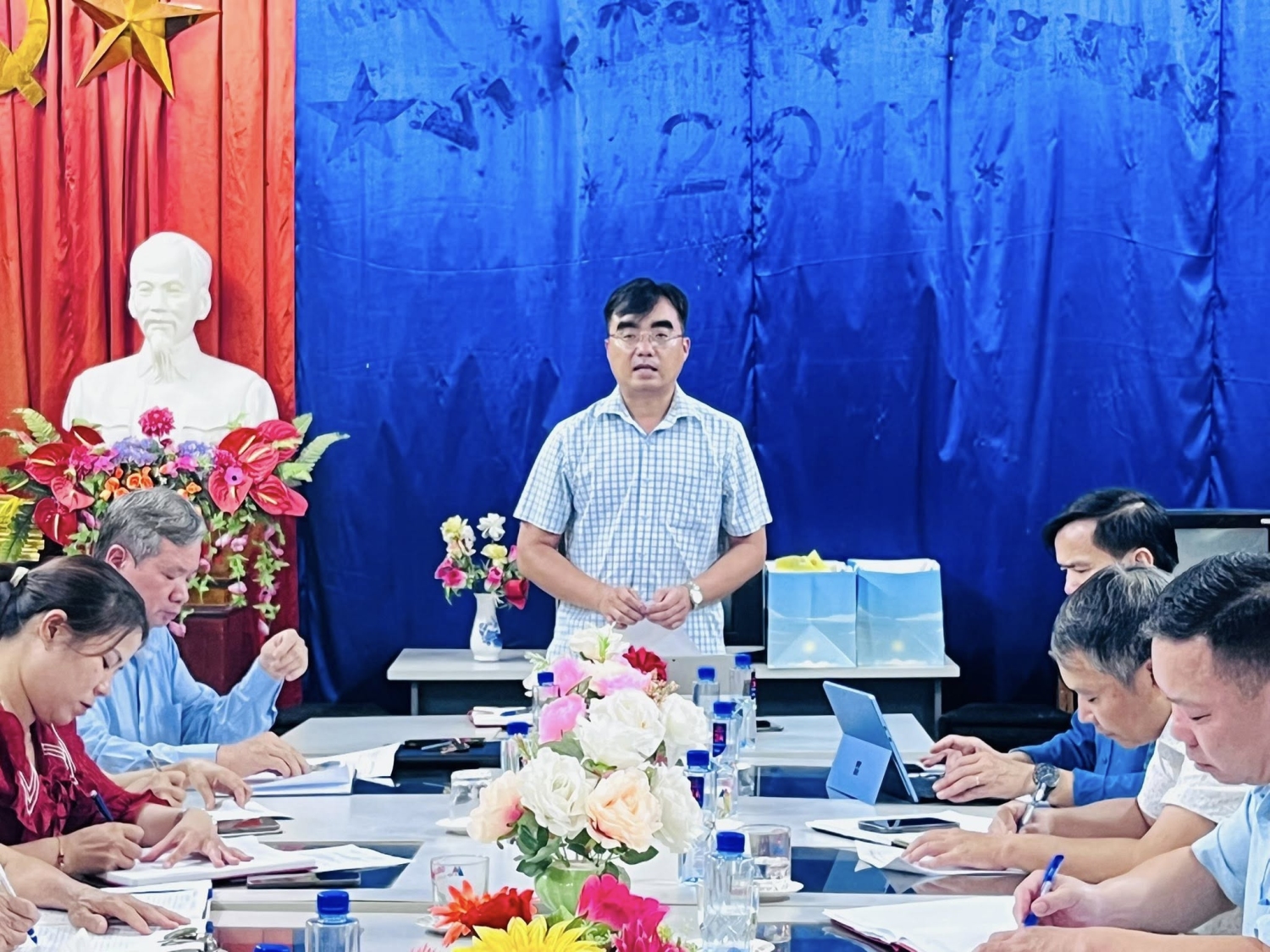 Đồng chí Bí thư Đảng ủy xã Than Uyên và đoàn công tác làm việc với Chi bộ khu 7