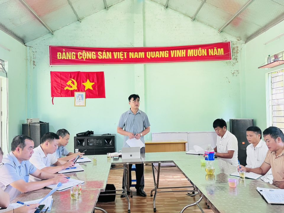 Đồng chí Bí thư Đảng uỷ xã Than Uyên làm việc với bản Muông
