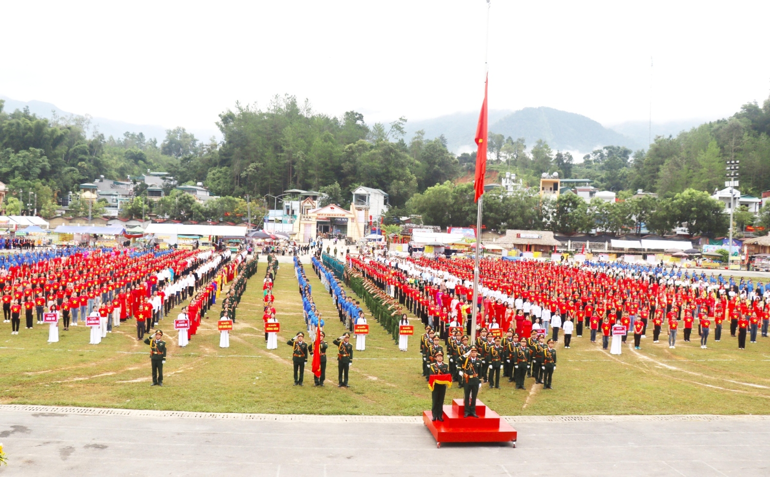 Lễ Thượng cờ mừng Tết Độc lập