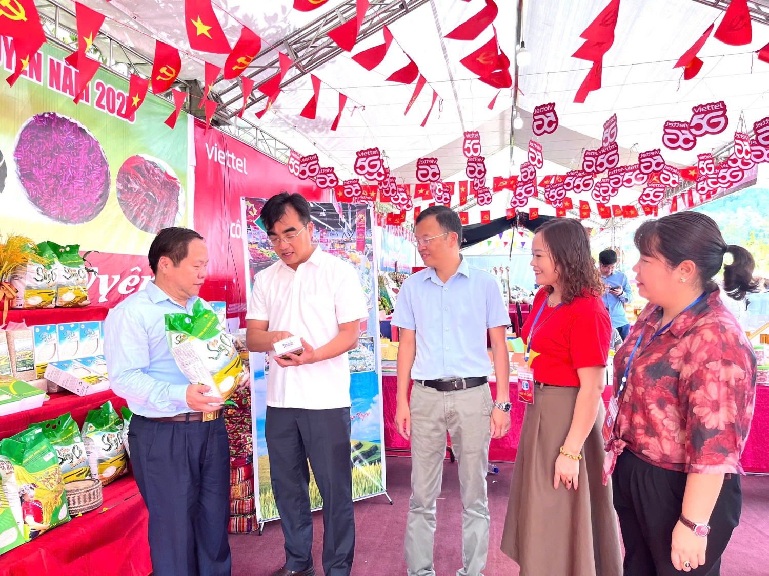 Đồng chí Tống Thanh Hải- Phó chủ tịch thường trực UBND tỉnh, Trưởng ban tổ chức ngày hội thăm các gian hàng giới thiệu sản phẩm của các xã