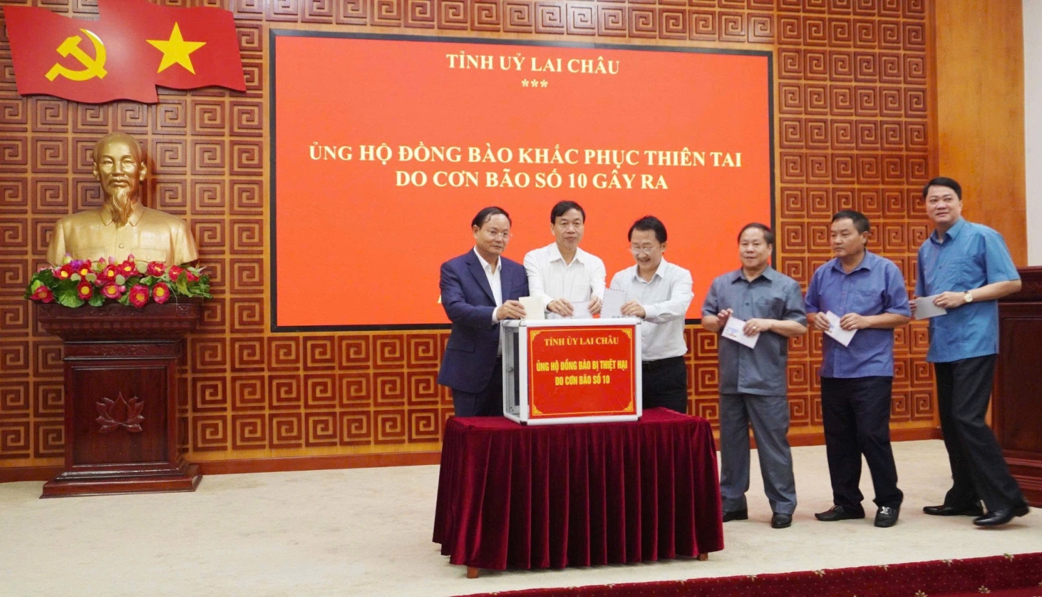 Ủng hộ đồng bào bị thiệt hại bởi bão số 10 (Bualoi)