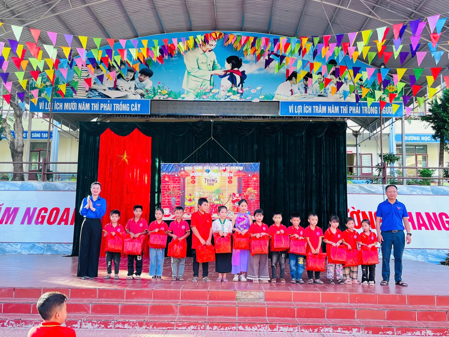 Đoàn thanh niên CSHCM xã Than Uyên phối hợp với trường Tiểu học Mường Than tổ chức vui Tết trung thu cho các em học sinh