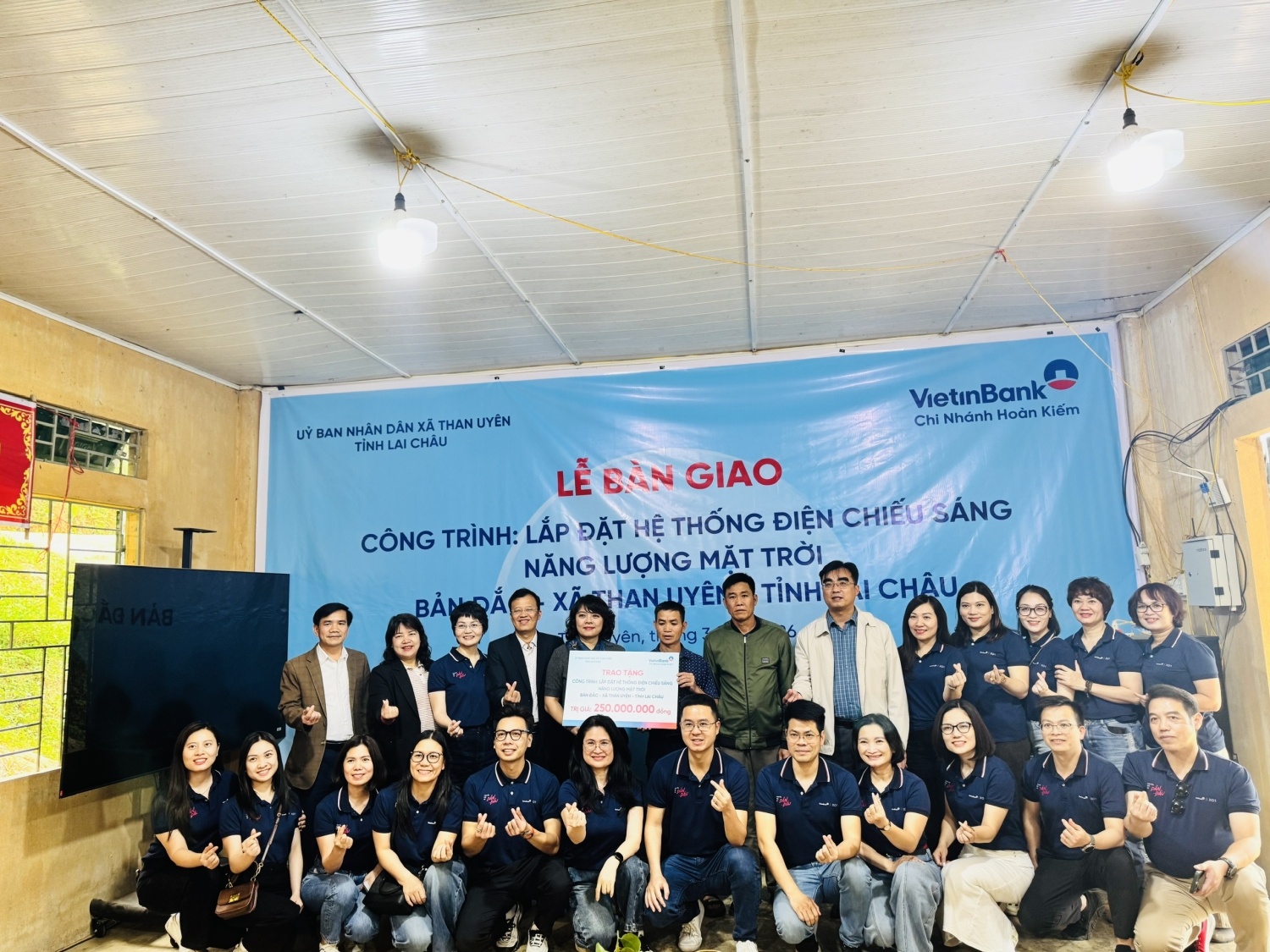 Lễ bàn giao công trình điện chiếu sáng năng lượng mặt trời tại bản Đắc